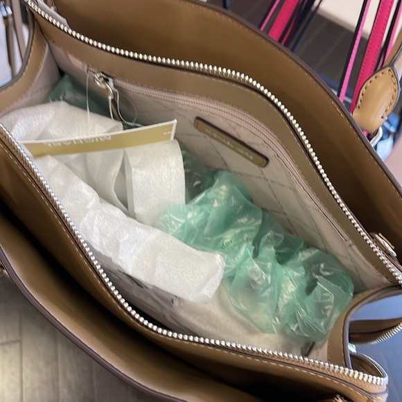 Michael Kors Sheila Medium Ombré Signature Logo Satchel
Husk
NWT - Picture 9 of 16